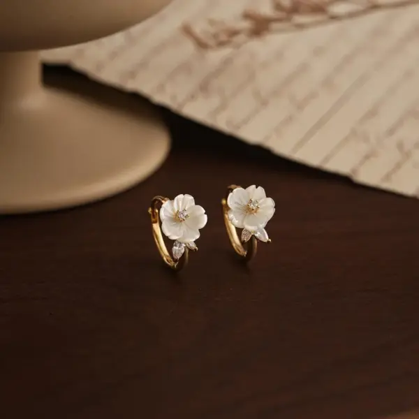 Mother of Pearl Flower Hoop Earrings,Dainty Floral Pearl Hoop Earrings,Gold Huggie Earrings,Bridal Earrings,Engagement Gifts,Bridesmaid Gift